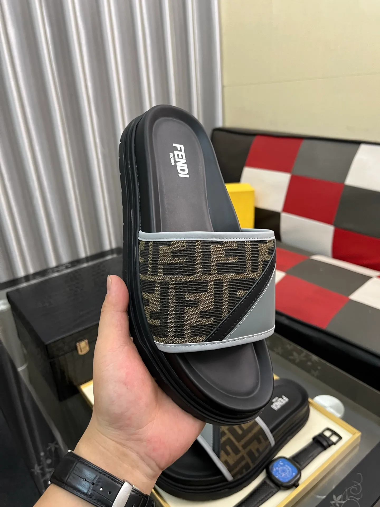 Men's men's shoes💰320⌚️⌚️FENDI Fendi slippers and sandals are shipped💄How can this summer be without the blessing of little monsters💄Original imported special hardware decorative pattern➕Original private model outsole! Details determine success or failure, good quality is not afraid of magnifying details! It feels super comfortable on your feet! This summer you need a pair of trendy, cool and comfortable sandals👣 Standard size: 38-443️⃣Colors available